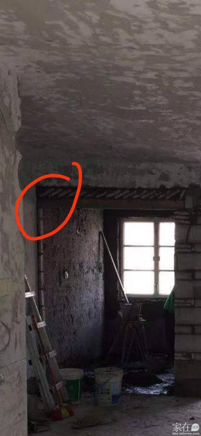 门头梁按装修公司规范，是两边入上十公分。但是这个左侧只有薄薄的一列砖。师傅说因为梁上新墙不多，受力不大，不影响。请问这样可以吗？